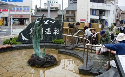 焼津への来訪者が足湯に興味を示していました